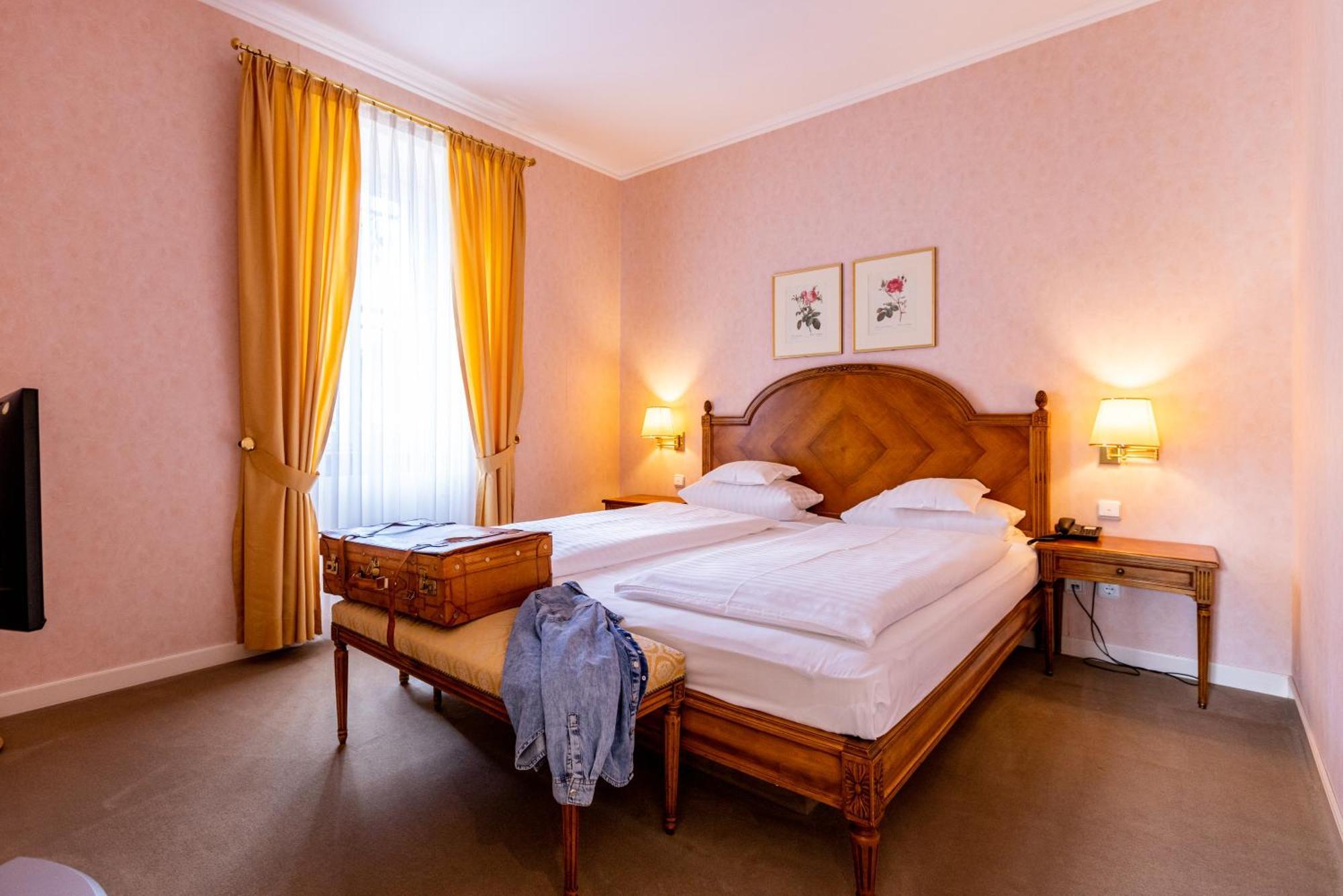 Romantik Hotel Zehntkeller Ипхофен Екстериор снимка