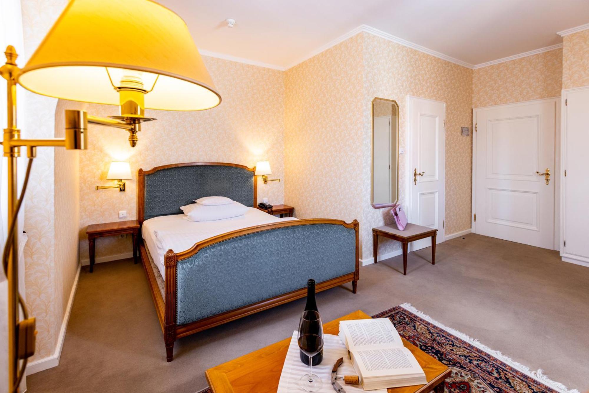 Romantik Hotel Zehntkeller Ипхофен Екстериор снимка